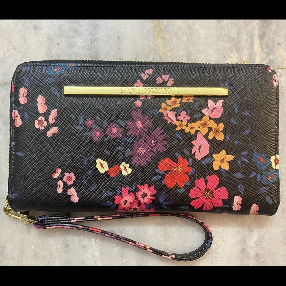 Brand new never used, steve madden bigger
size wrist wallet - Picture 2 of 13